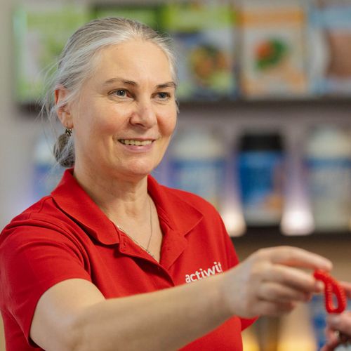 Teammitglied Birgit Giesen an der Theke im actiwita Remagen