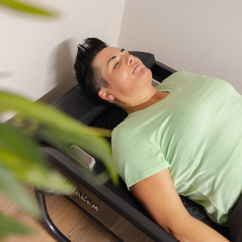 Mitglied auf einer Rückenmassage Ceragem Liege im actiwita Remagen