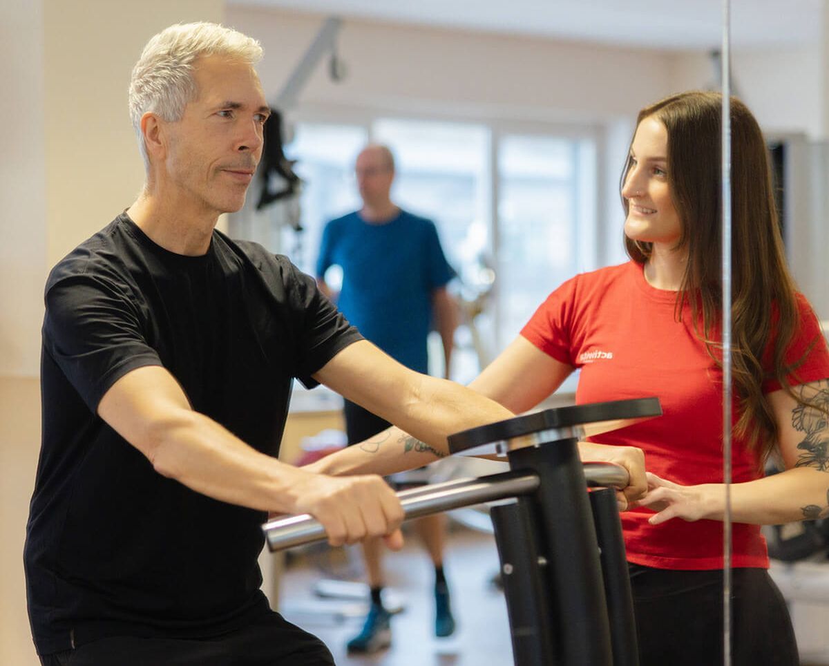 Vibrationstraining Betreuung am Gerät mit Mitglied und Trainerin im actiwita Remagen