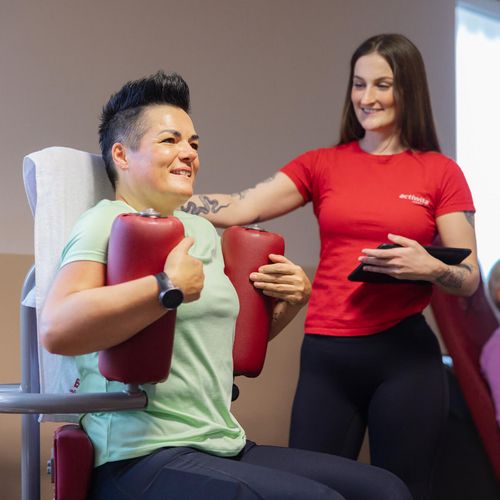 Zirkeltraining Betreuung am Gerät zwischen Mitglied und Trainerin im actiwita Remagen