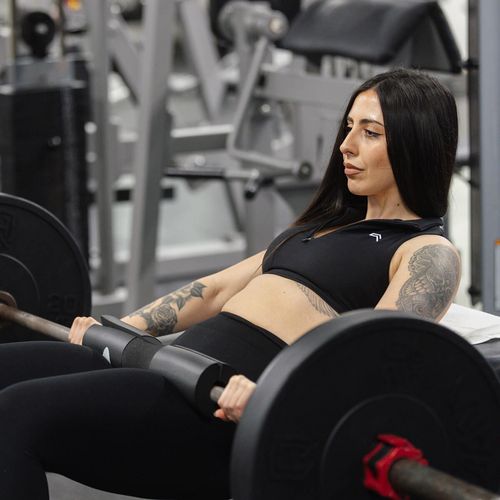 Freihanteltraining - Mitglied bei einer Übung im actiwita Remagen