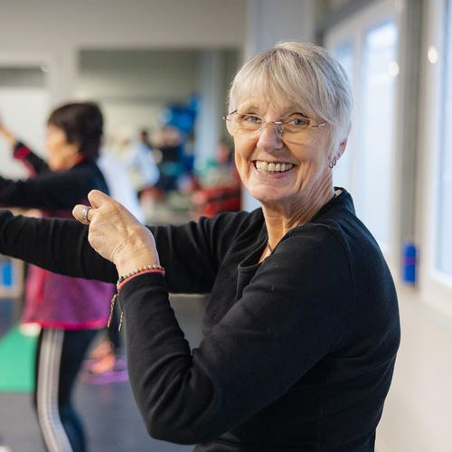 Mitgliederin bei einer Übung im Rehasport-Kurs im actiwita Remagen