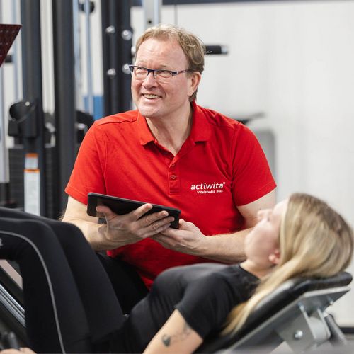 Personal Training Betreuung am Gerät zwischen Trainer/Inhaber und Mitglied im actiwita Remagen