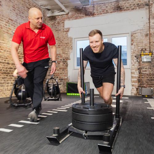 Mitglied und Trainer bei einer Functional Training Übung mit Hanteln im actiwita Remagen