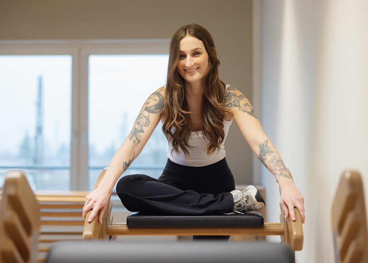 Mitgleiderin beim Beweglichkeitstraining am Dehnzirkel im actiwital Remagen