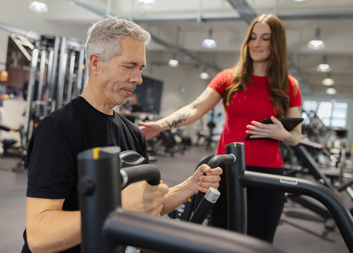 Mitglied und Trainerin bei einer Übung am Gerät im actiwita Remagen