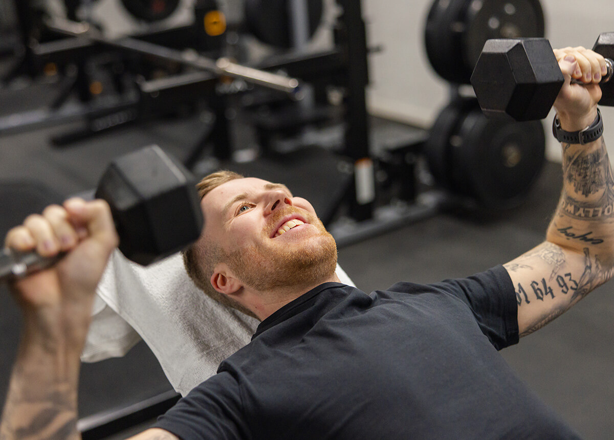 Mitglied bei einer Freihanteltraining-Übung mit Hanteln im actiwita Remagen