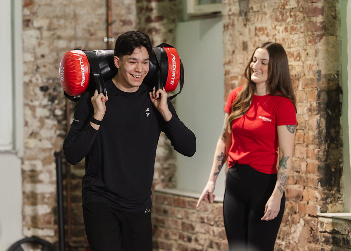 HYROX Fitness Betreuung zwischen Trainerin und Mitglied im actiwita Remagen