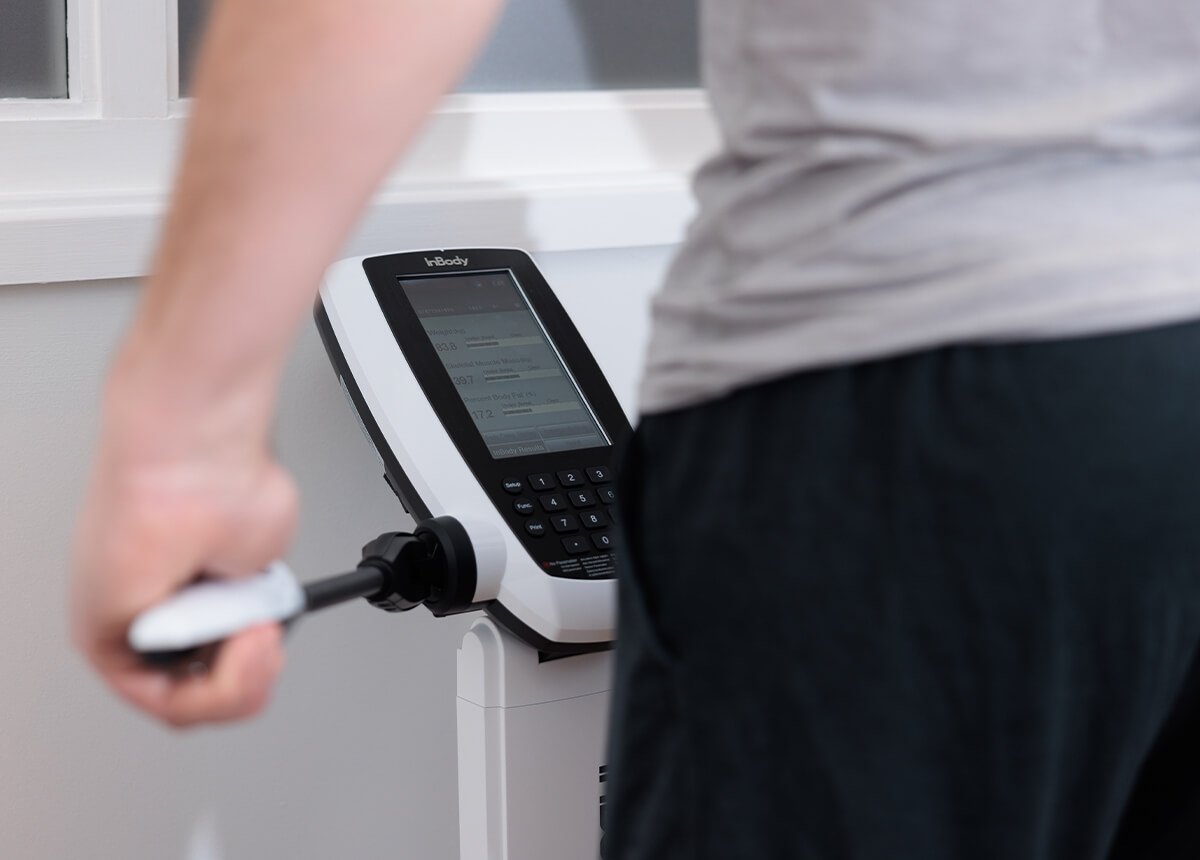 Mitglied auf einer inBody Körperanalyse Gerät im actiwita Remagen