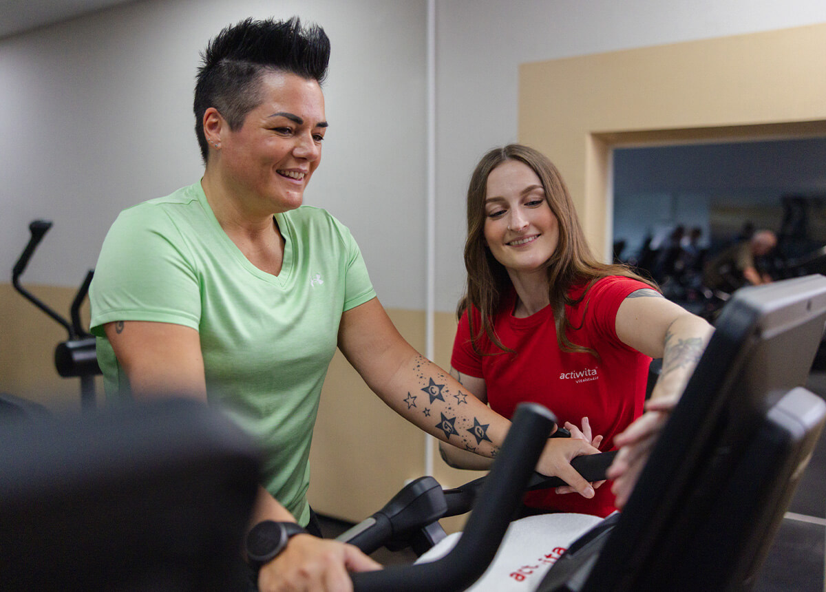 Personal Training Betreuung am Gerät zwischen Mitglied und Trainerin im actiwita Remagen