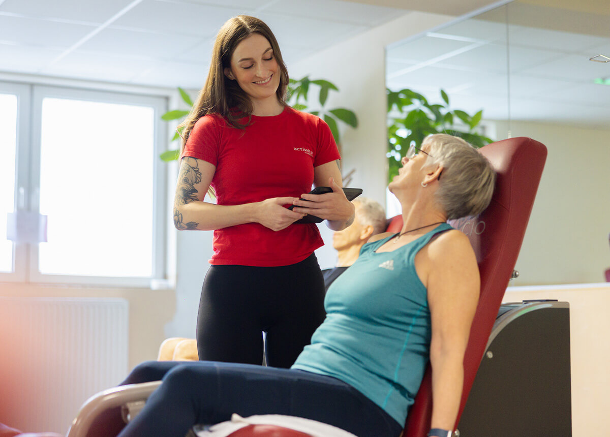 Zirkeltraining Betreuung am Gerät zwischen Trainerin und Mitglied im actiwita Remagen